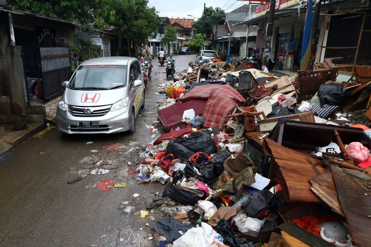 Banjir Sisakan Sampah...