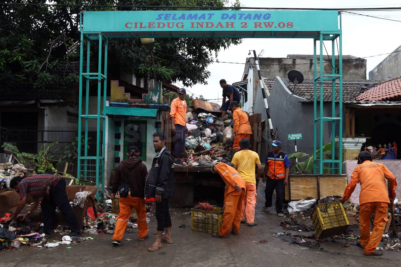 Banjir Sisakan Sampah...