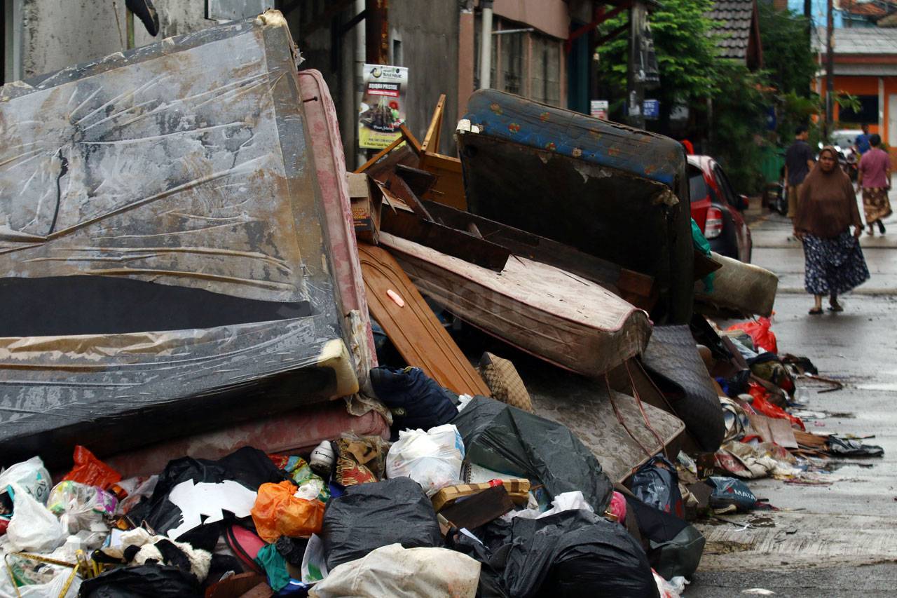 Banjir Sisakan Sampah...