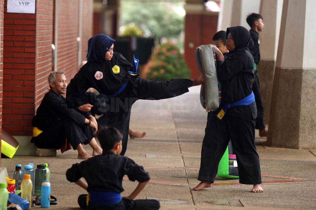 Ratusan Pendekar Silat...