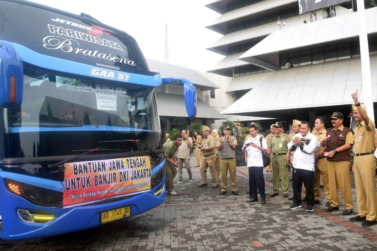 Ganjar Lepas Relawan...