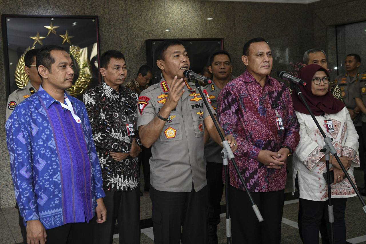 Pimpinan KPK Lakukan...