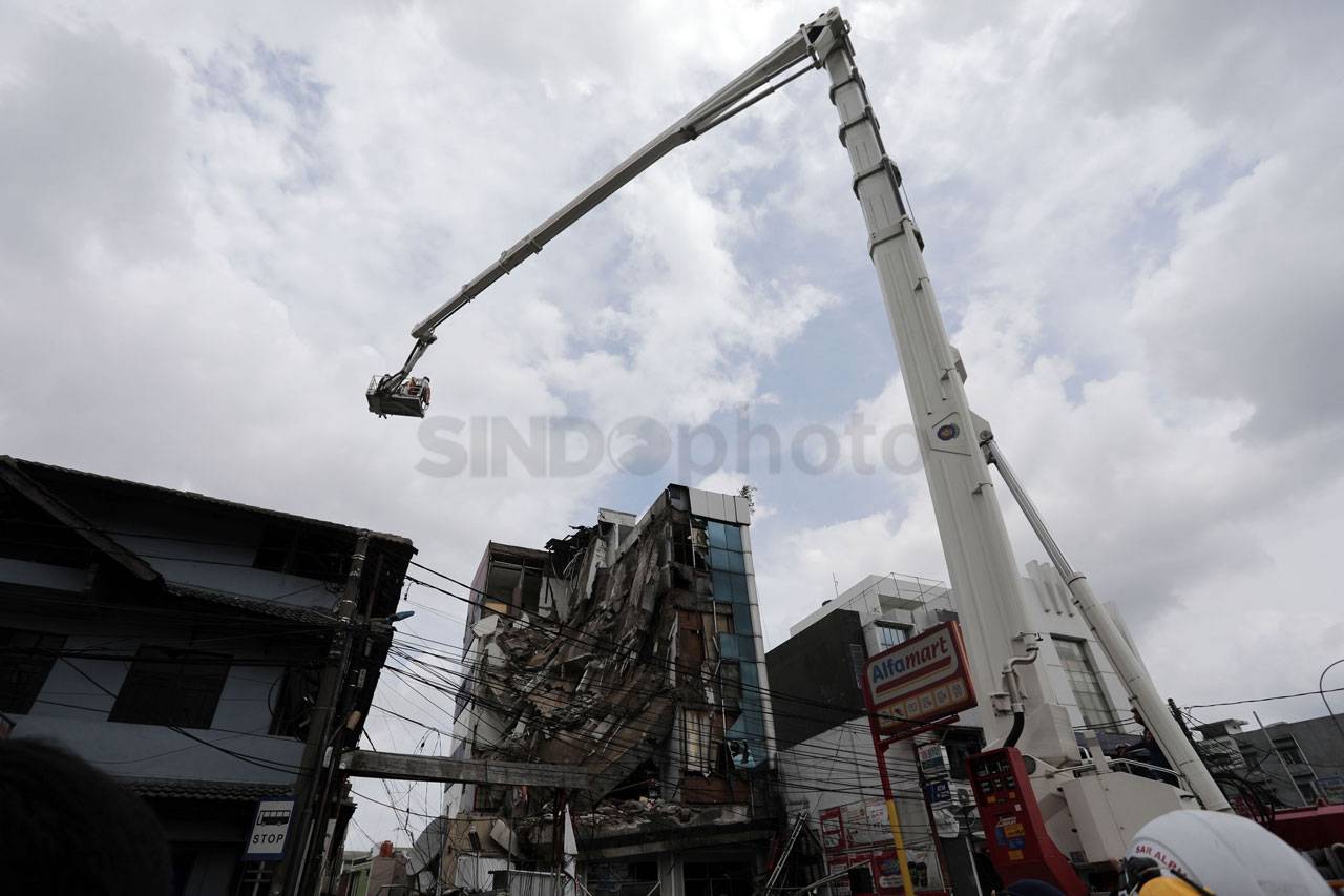 Gedung Roboh di Slipi,...