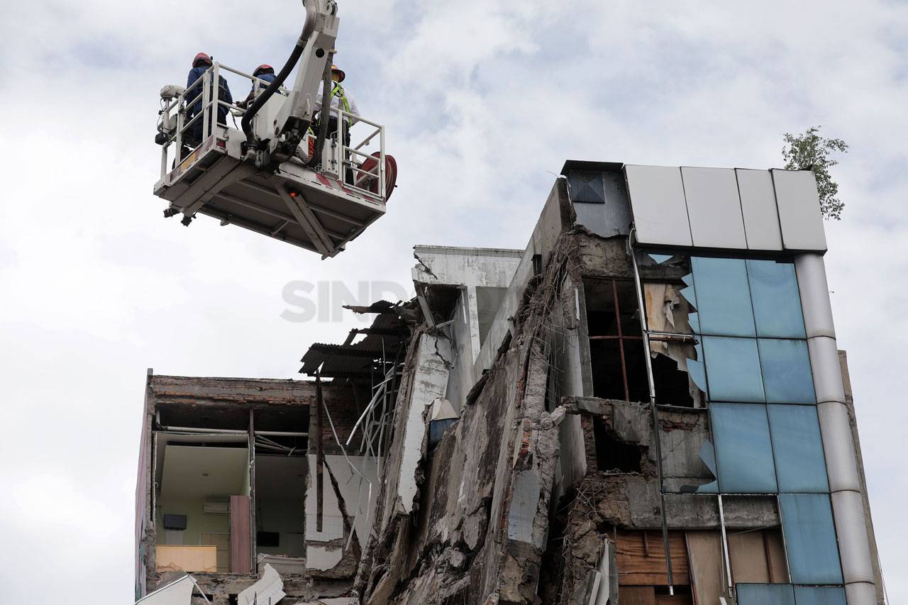 Gedung Roboh di Slipi,...