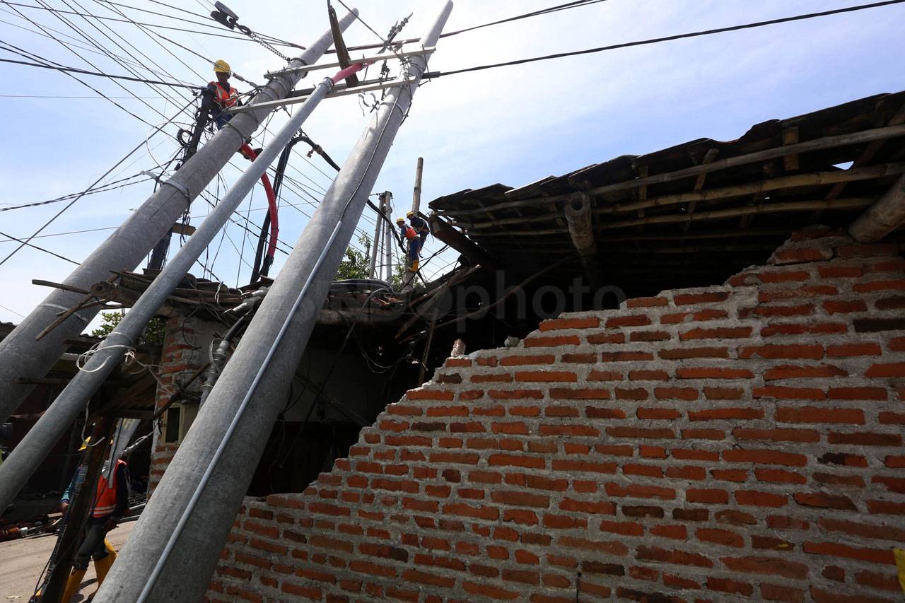 Puluhan Tiang Listrik...