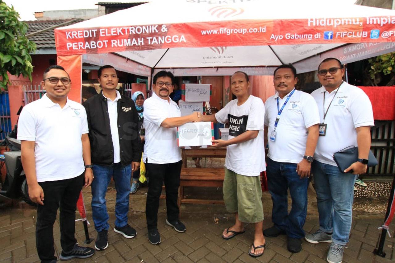 FIF Group Peduli Berikan...