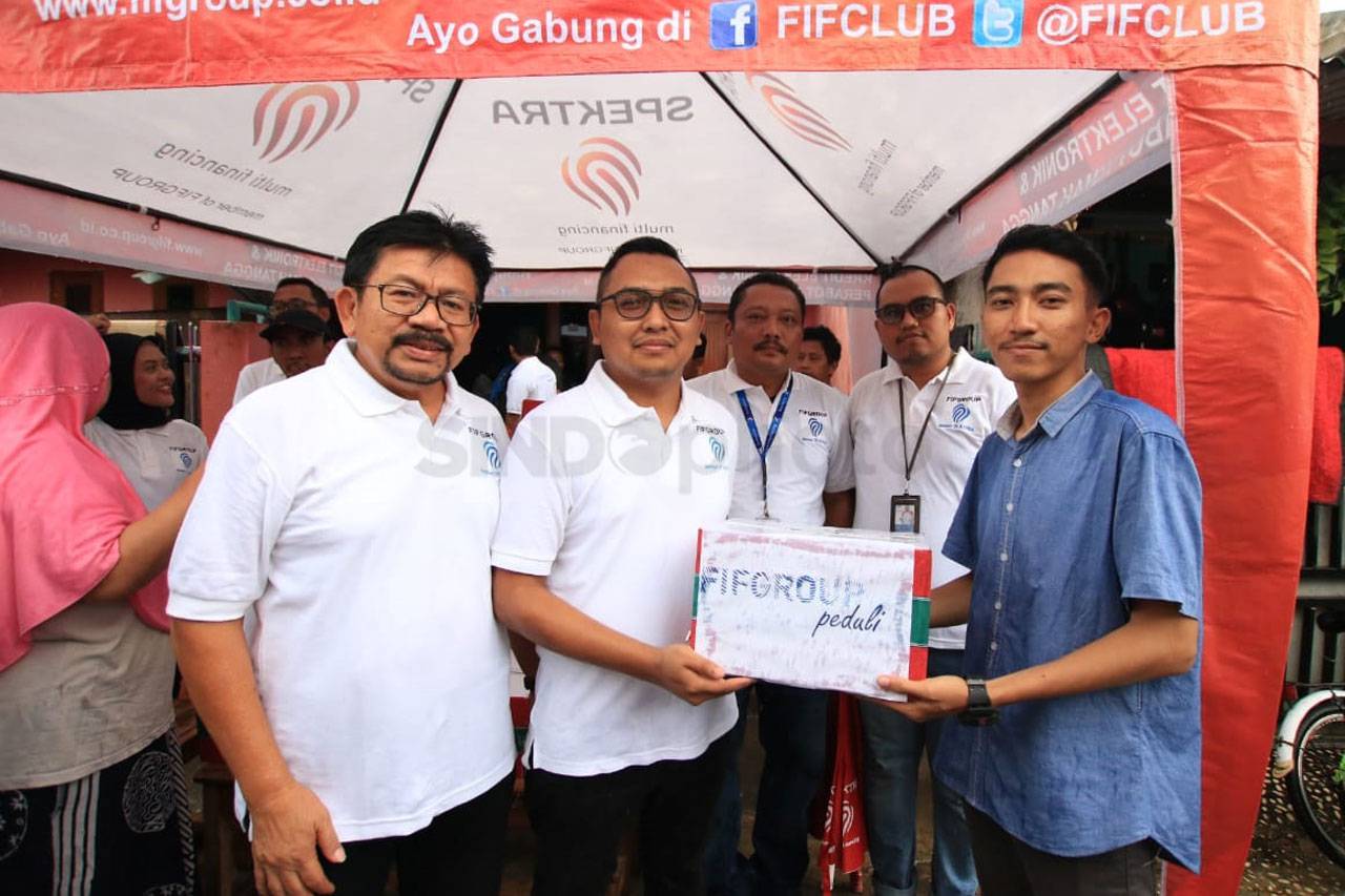 FIF Group Peduli Berikan...