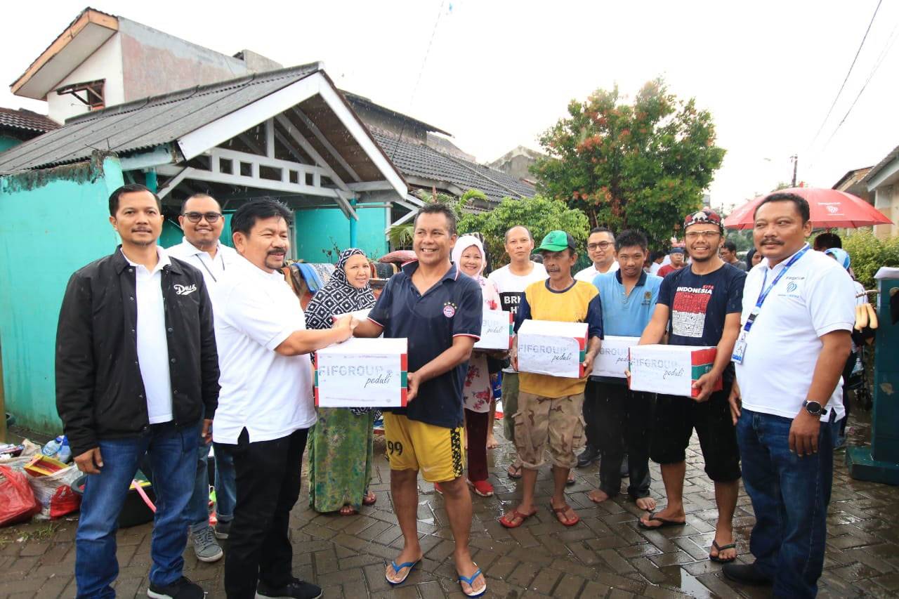 FIF Group Peduli Berikan...