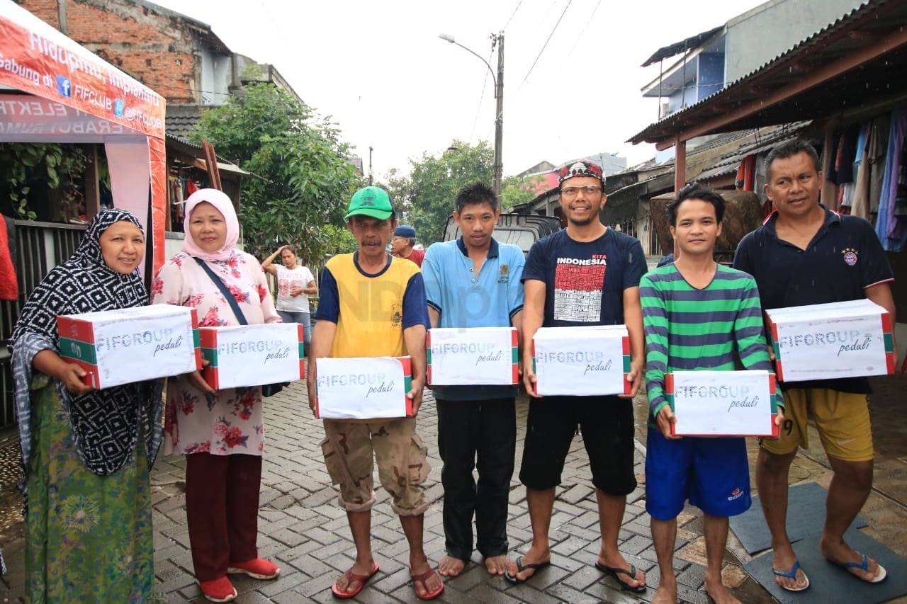 FIF Group Peduli Berikan...