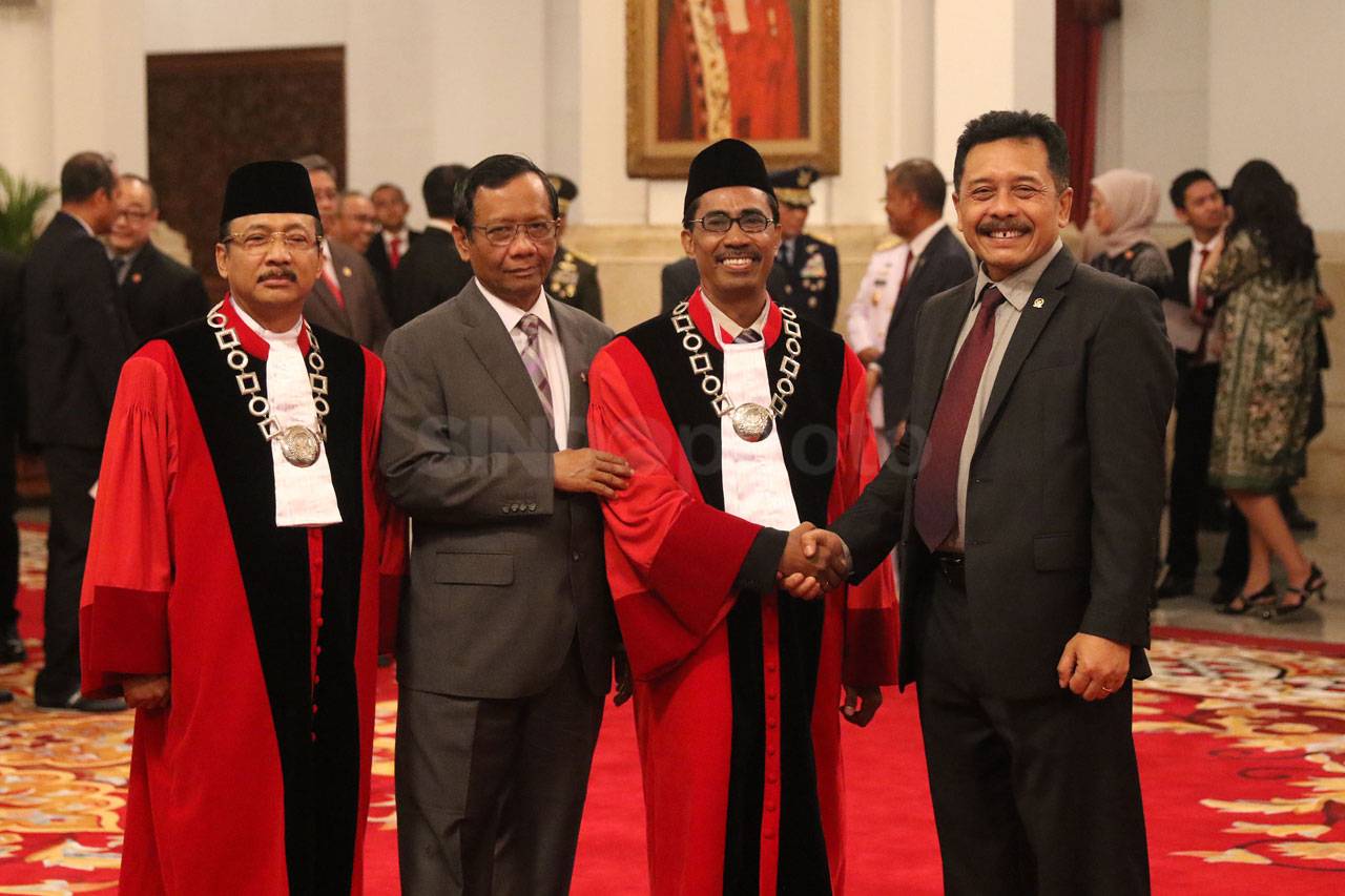 Presiden Jokowi Lantik...