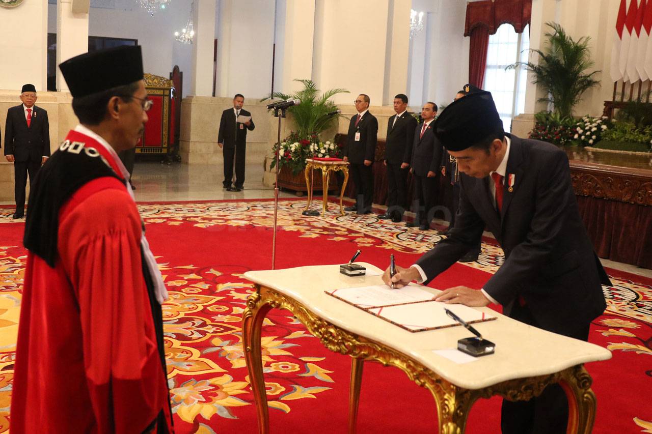 Presiden Jokowi Lantik...