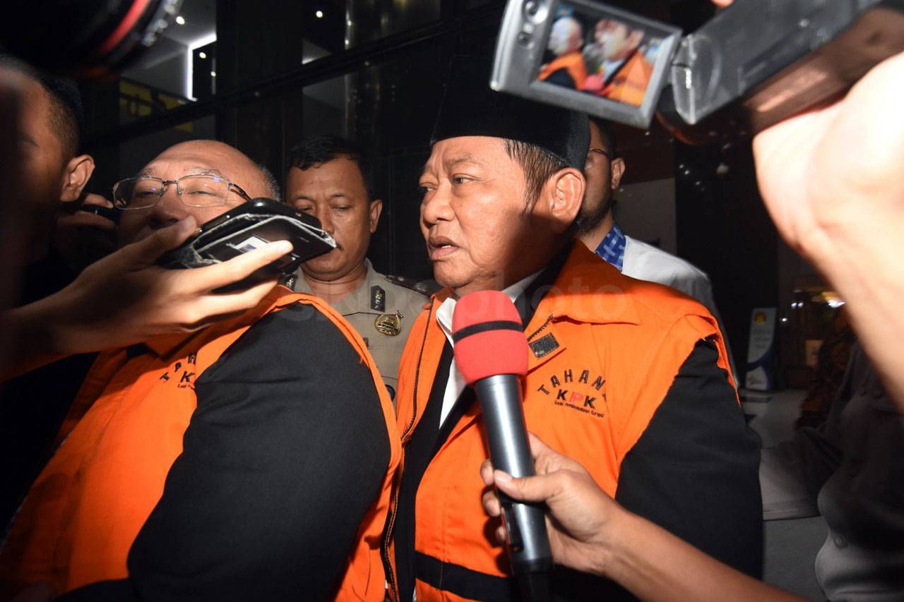 KPK Tahan Bupati Sidoarjo...