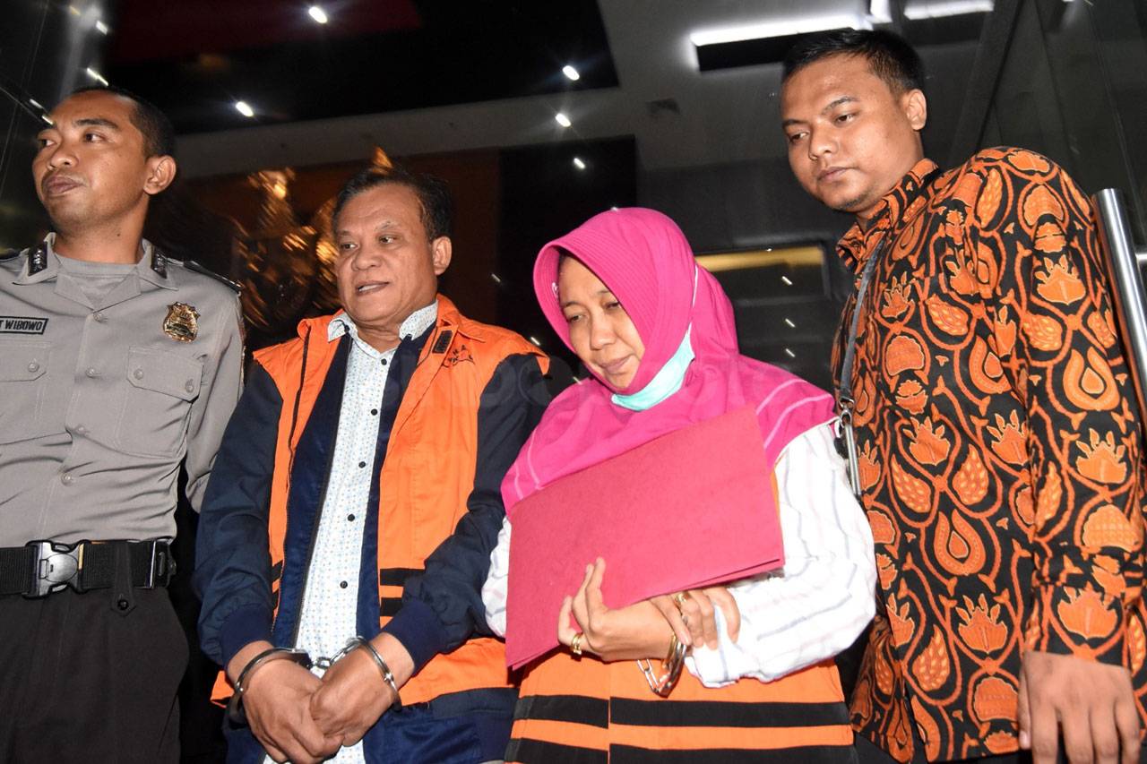 KPK Tahan Bupati Sidoarjo...