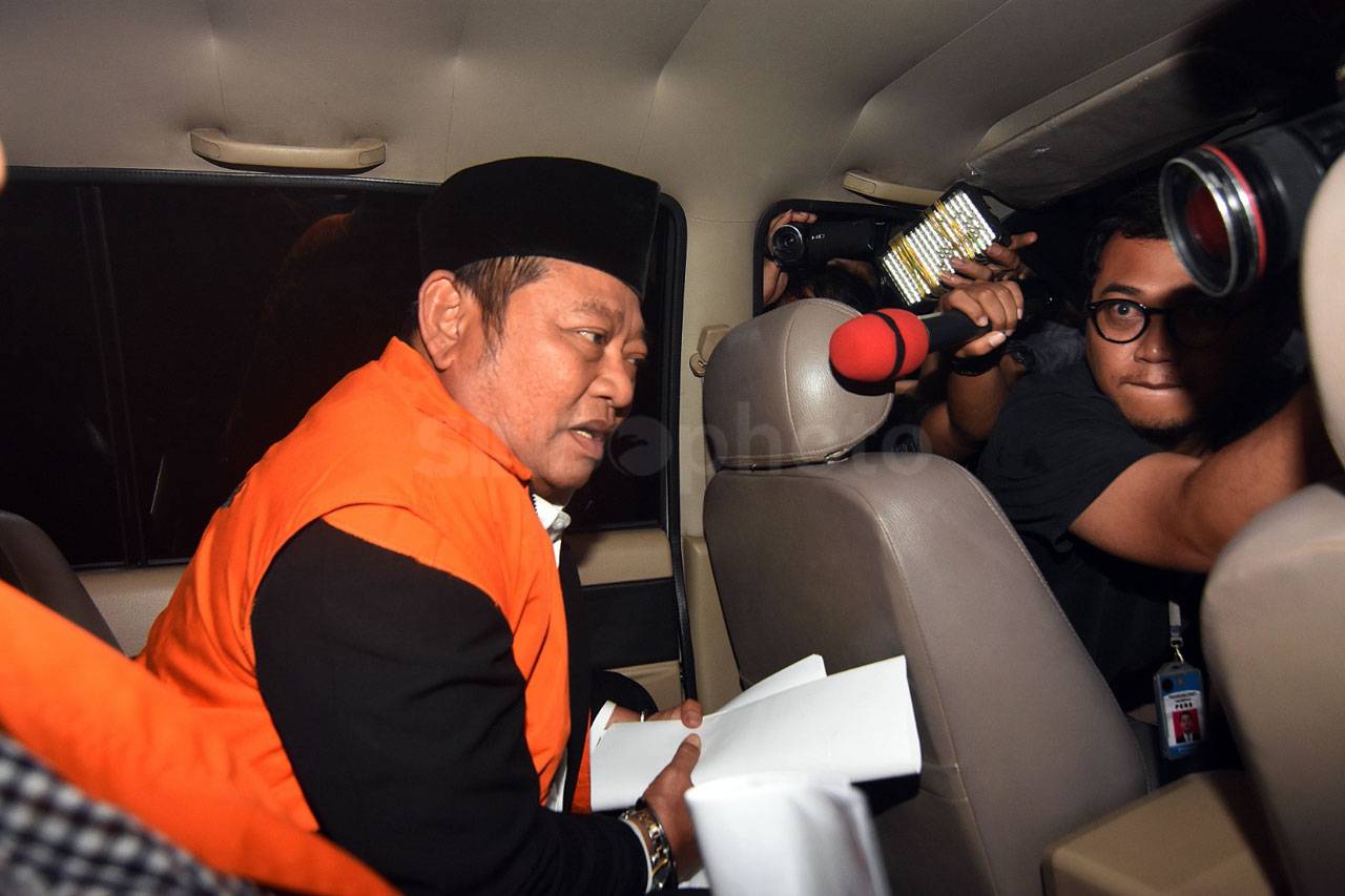 KPK Tahan Bupati Sidoarjo...