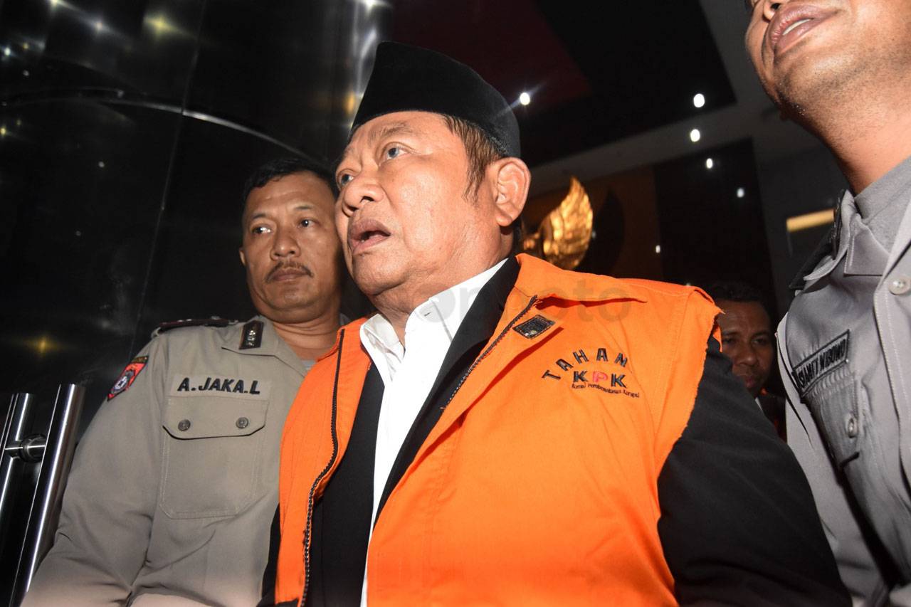 KPK Tahan Bupati Sidoarjo...