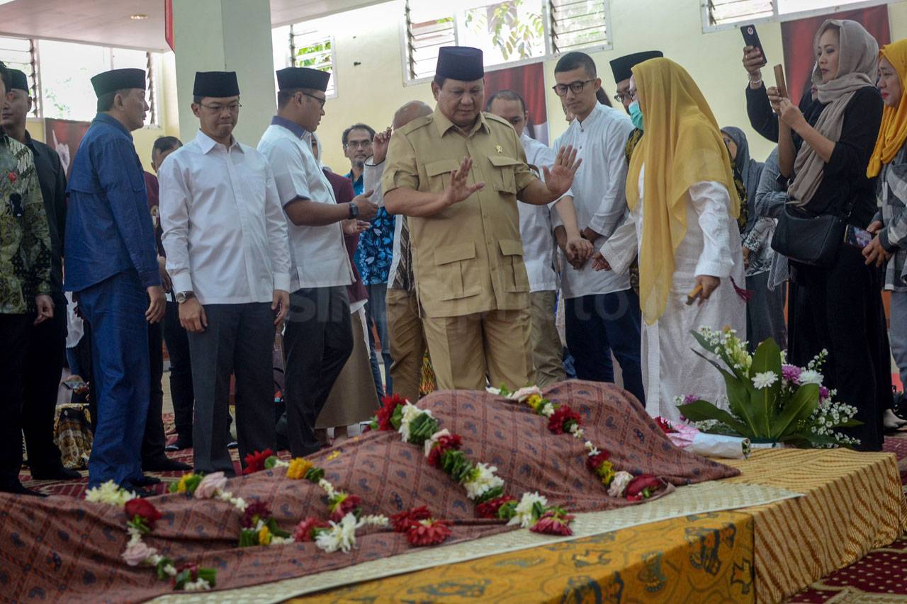 Menhan Prabowo Melayat...