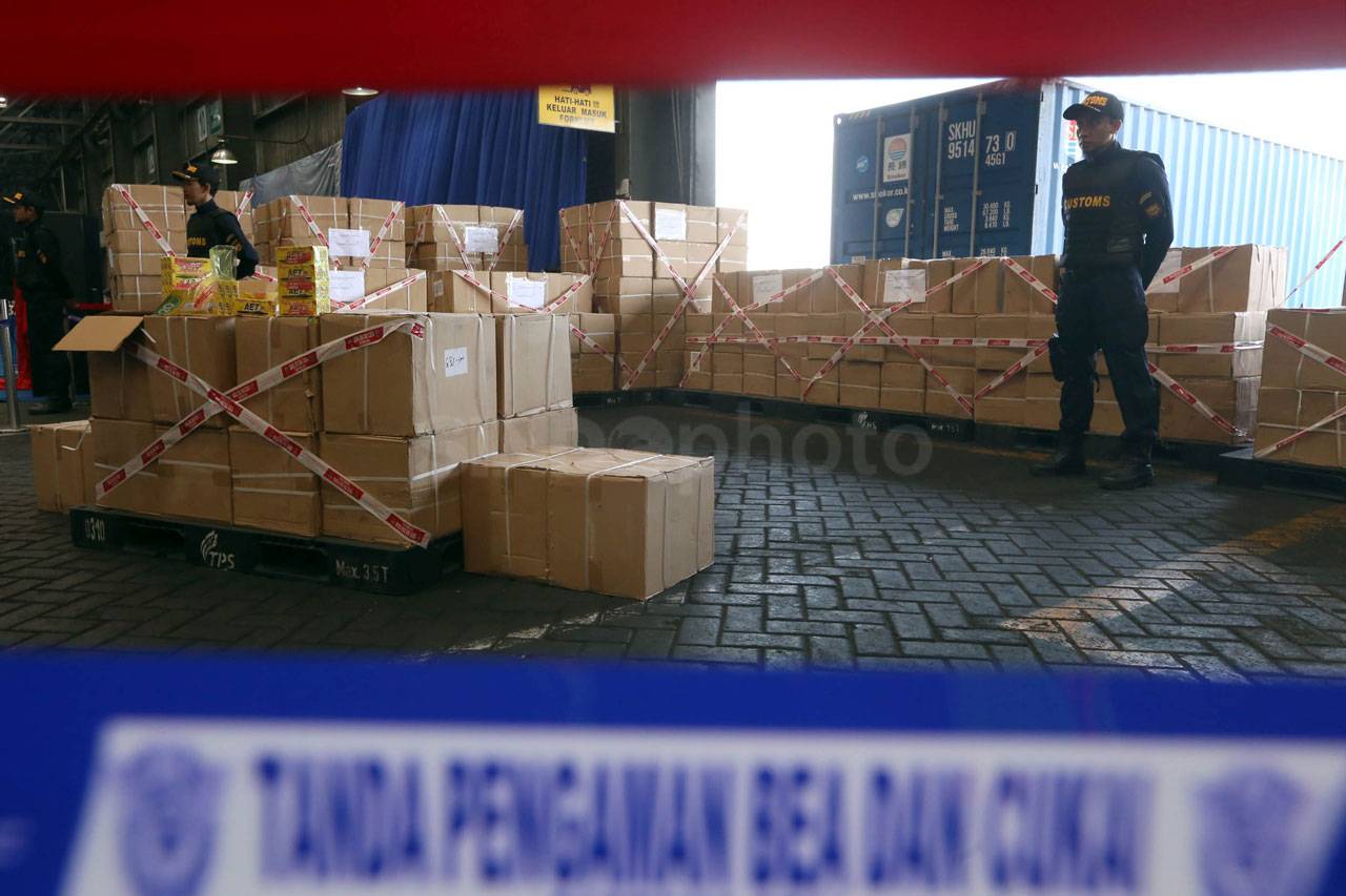 Bea Cukai Bongkar Impor...
