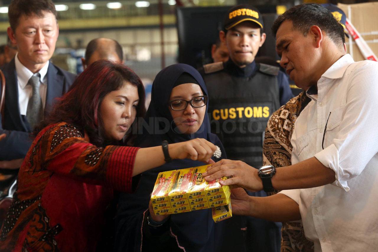 Bea Cukai Bongkar Impor...