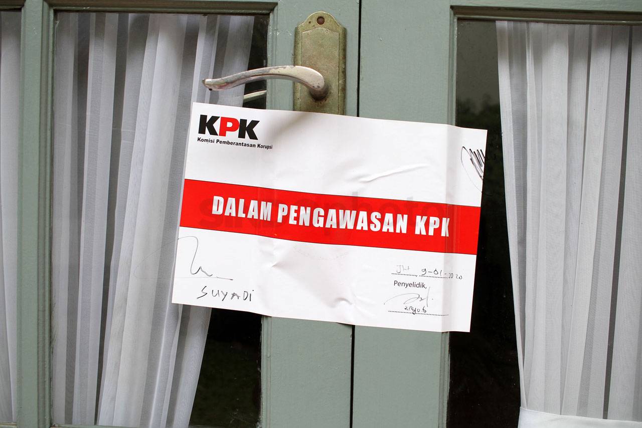KPK Segel Ruang Kerja...