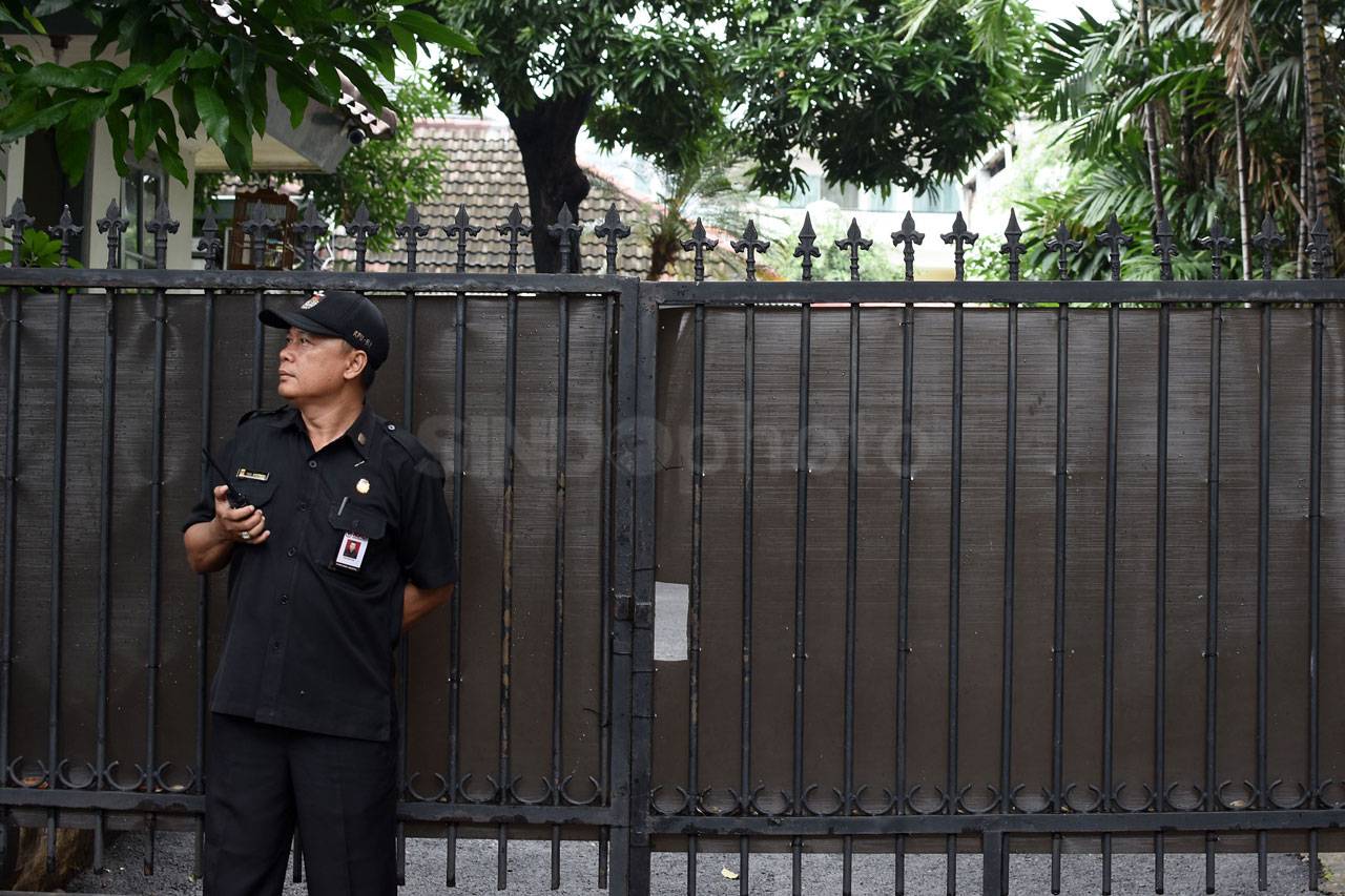 KPK Segel Ruang Kerja...