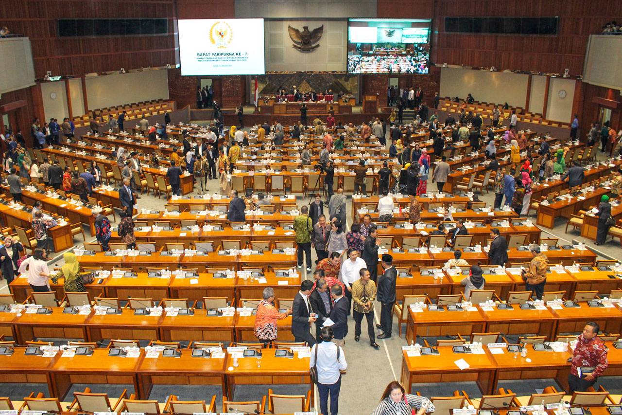 DPR Gelar Paripurna...