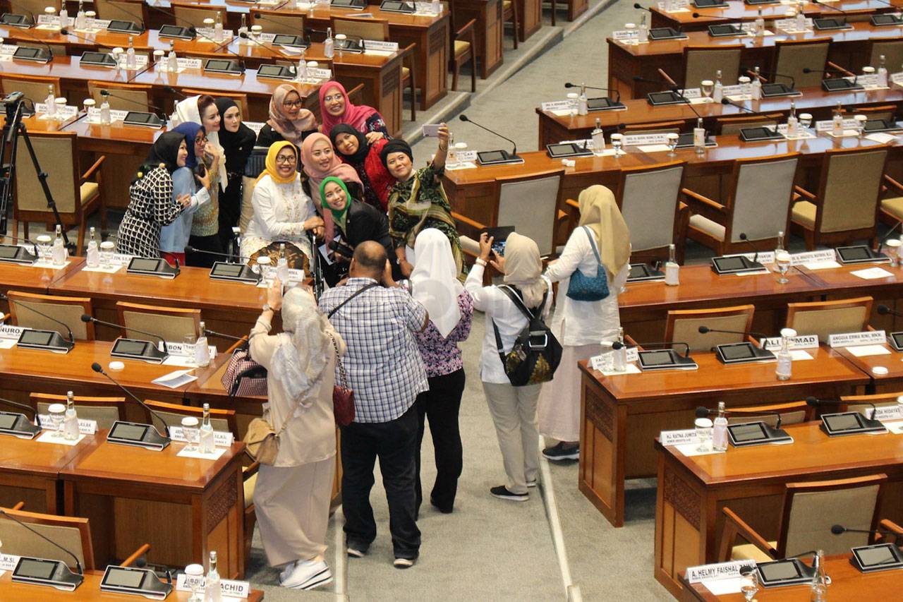 DPR Gelar Paripurna...