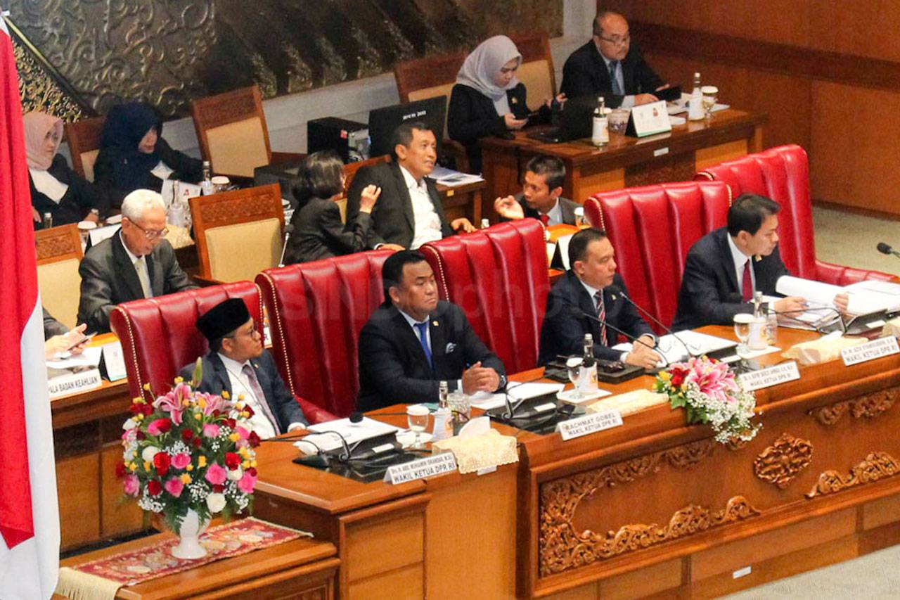 DPR Gelar Paripurna...