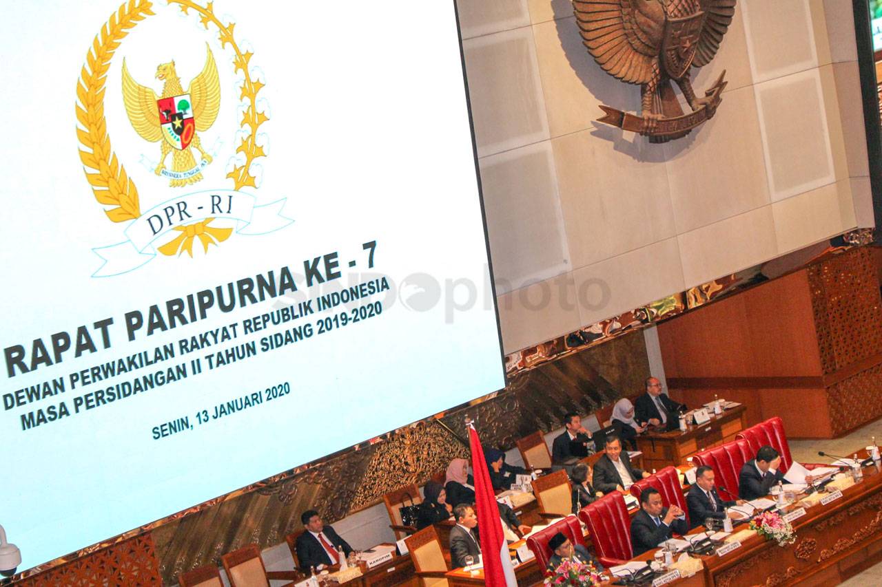 DPR Gelar Paripurna...