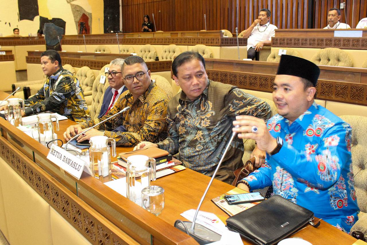 Komisi II Rapat dengan...
