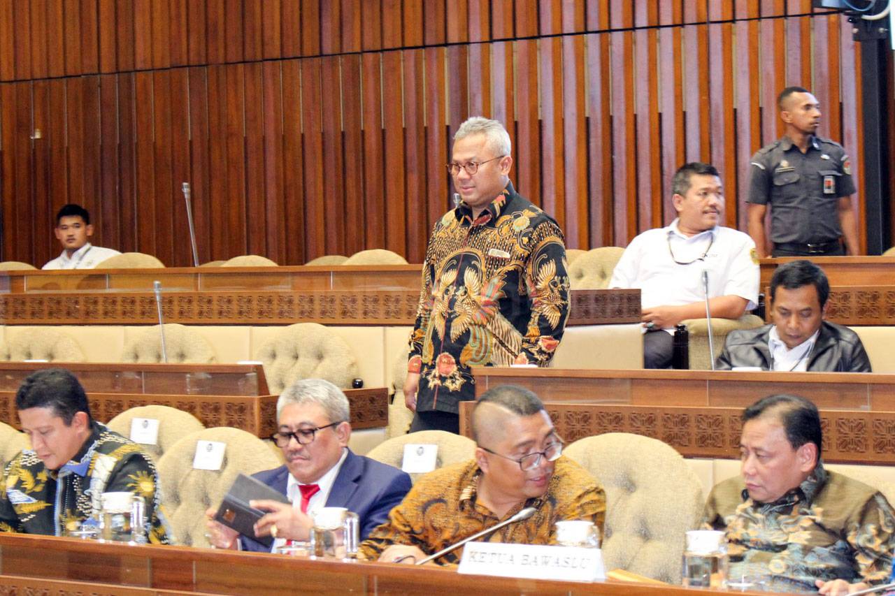 Komisi II Rapat dengan...
