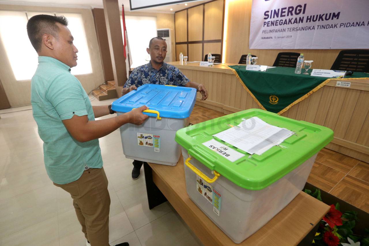 Ditjen Pajak Serahkan...