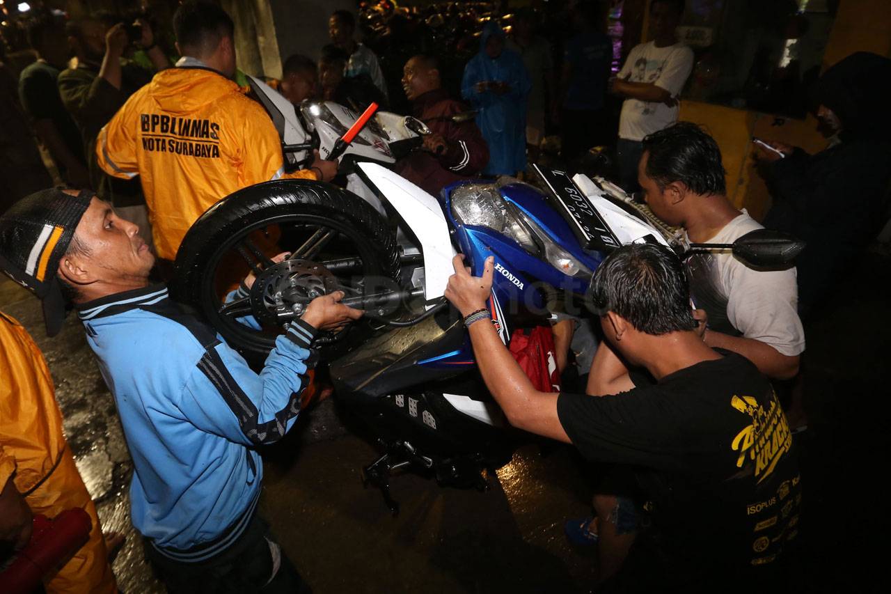 Hujan Lebat di Surabaya,...