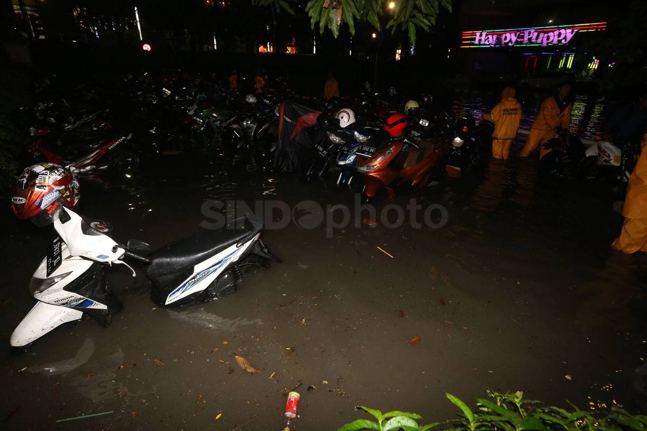 Hujan Lebat di Surabaya,...