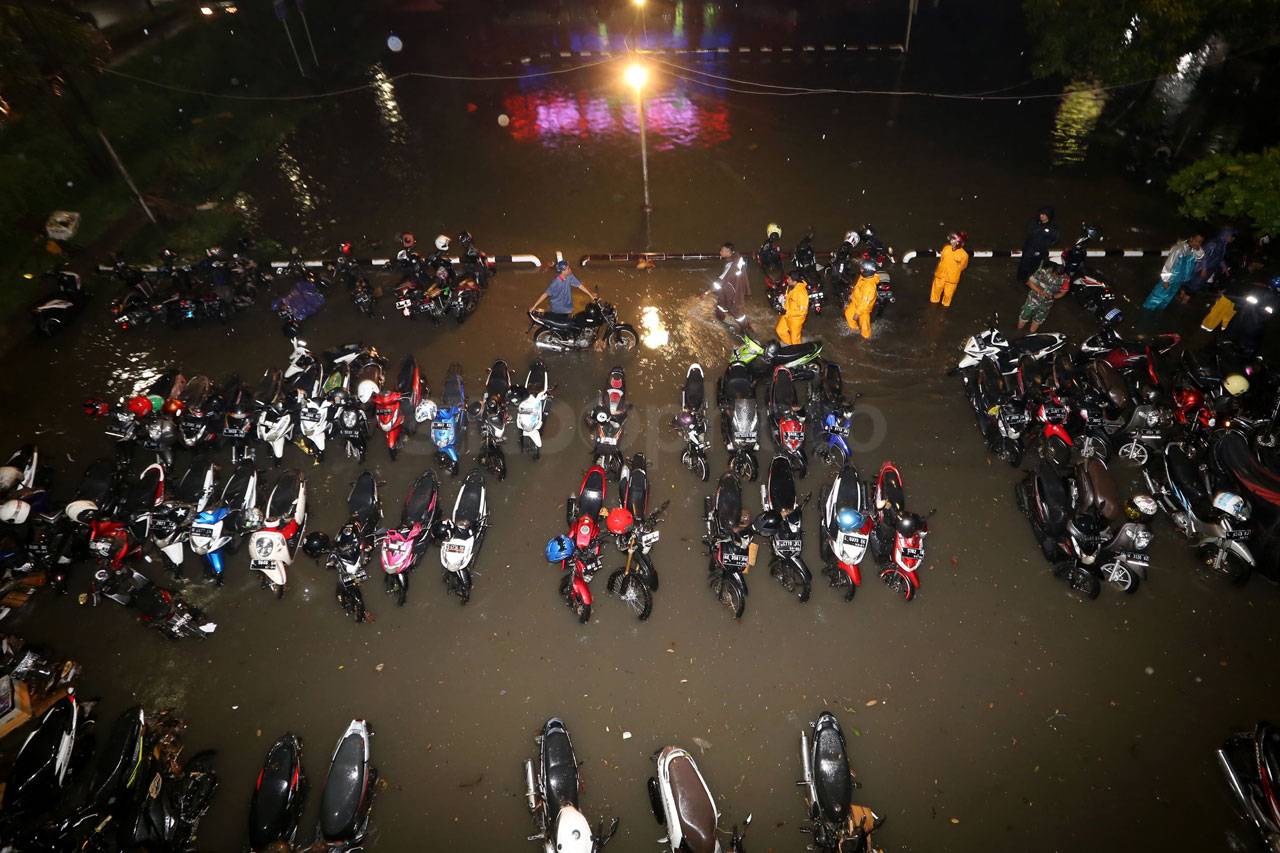 Hujan Lebat di Surabaya,...