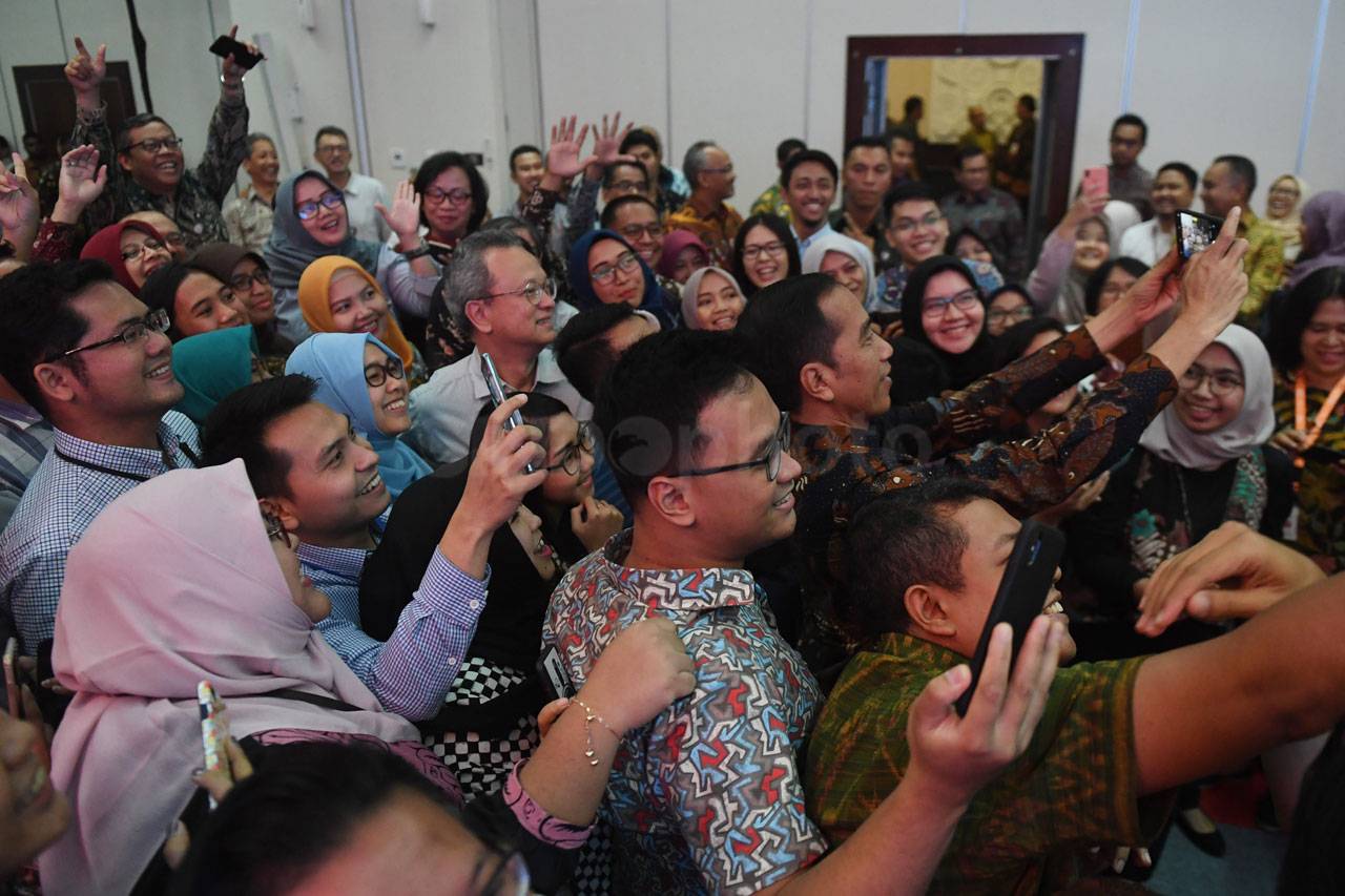 Presiden Jokowi Tinjau...