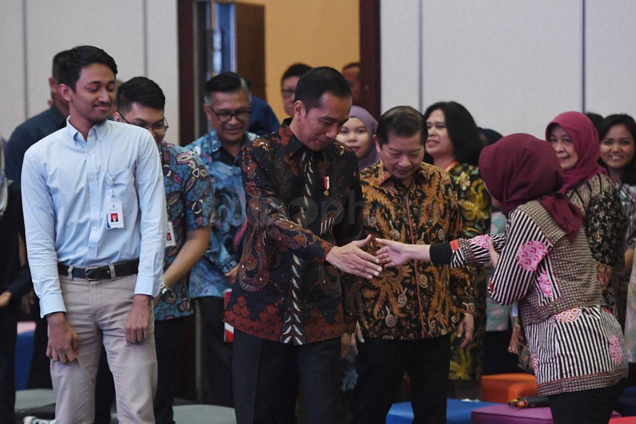 Presiden Jokowi Tinjau...
