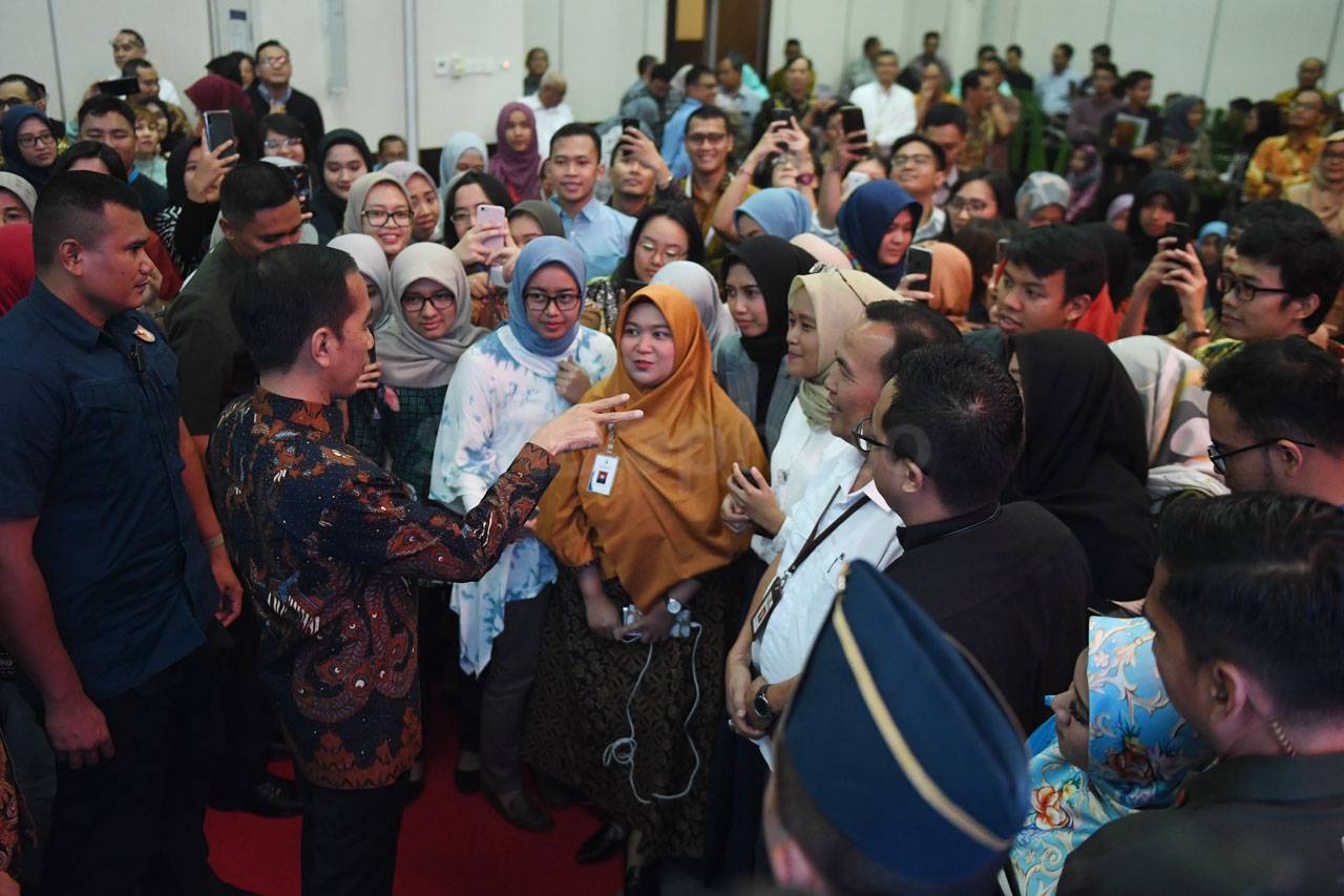 Presiden Jokowi Tinjau...
