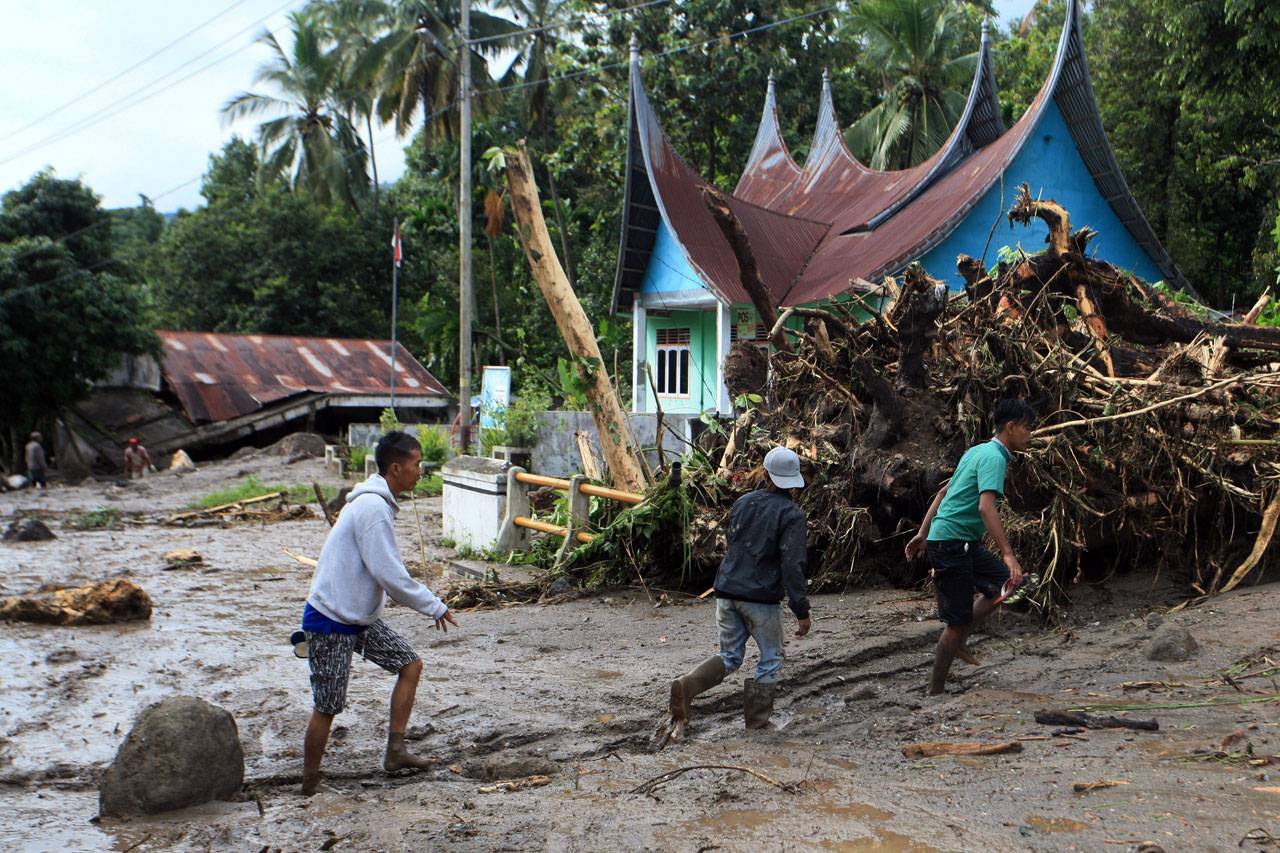 Banjir Bandang Terjang...