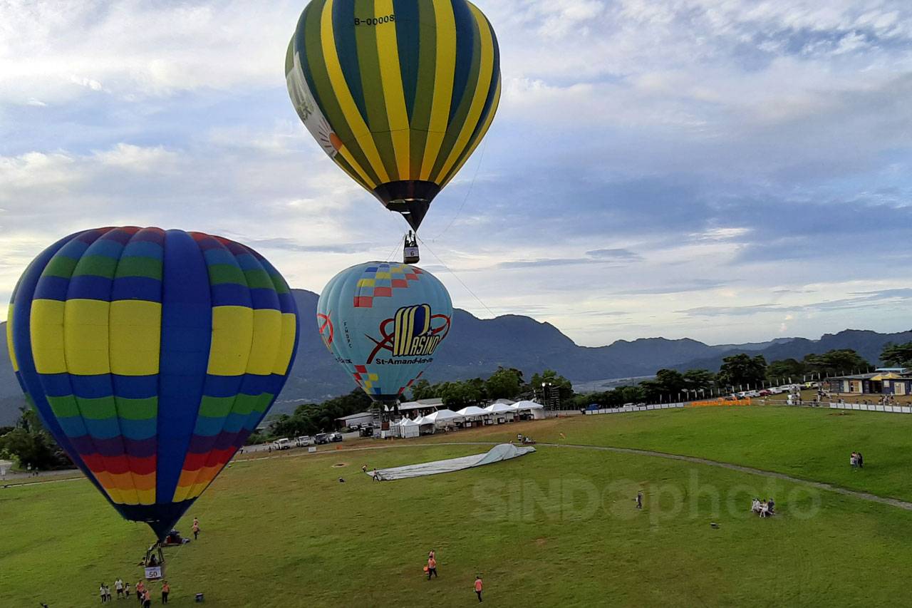 Asyiknya Naik Balon...