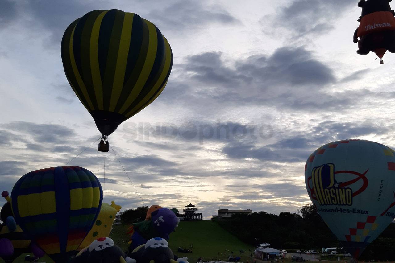 Asyiknya Naik Balon...
