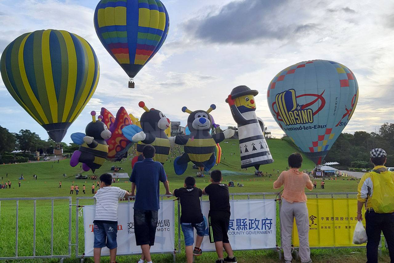 Asyiknya Naik Balon...