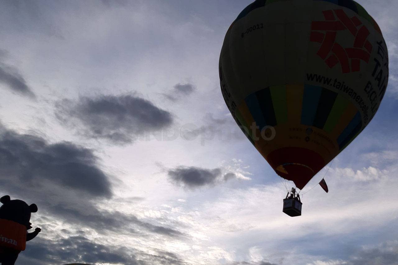 Asyiknya Naik Balon...