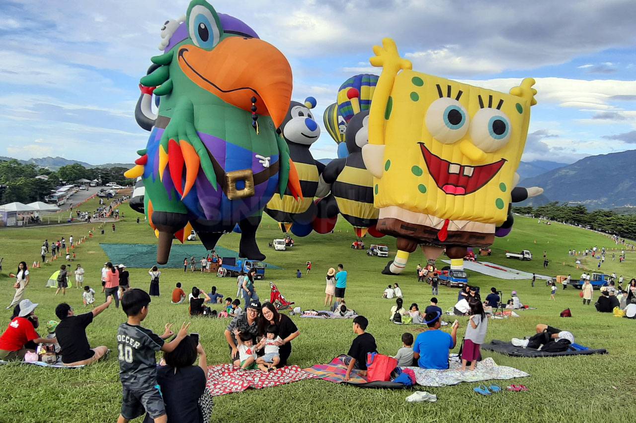 Asyiknya Naik Balon...