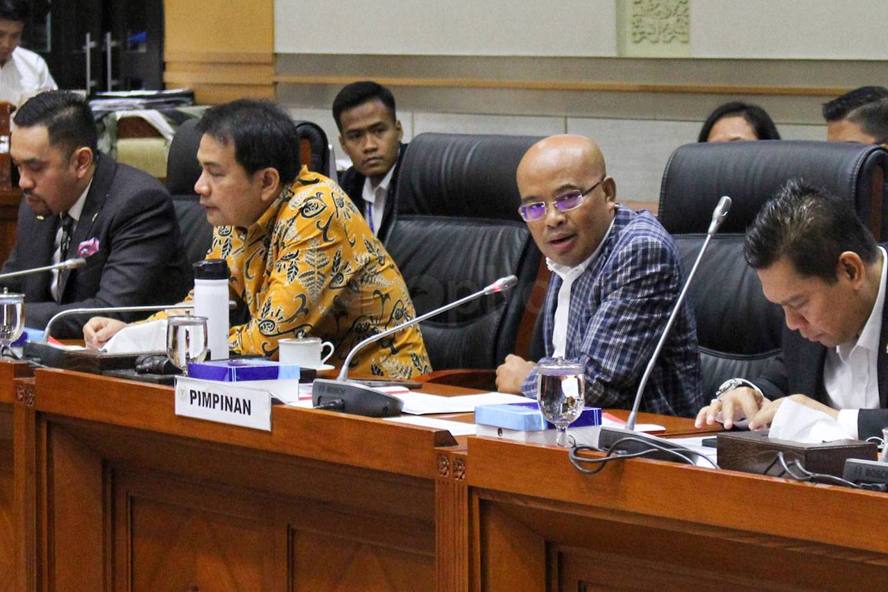 Komisi III Raker dengan...