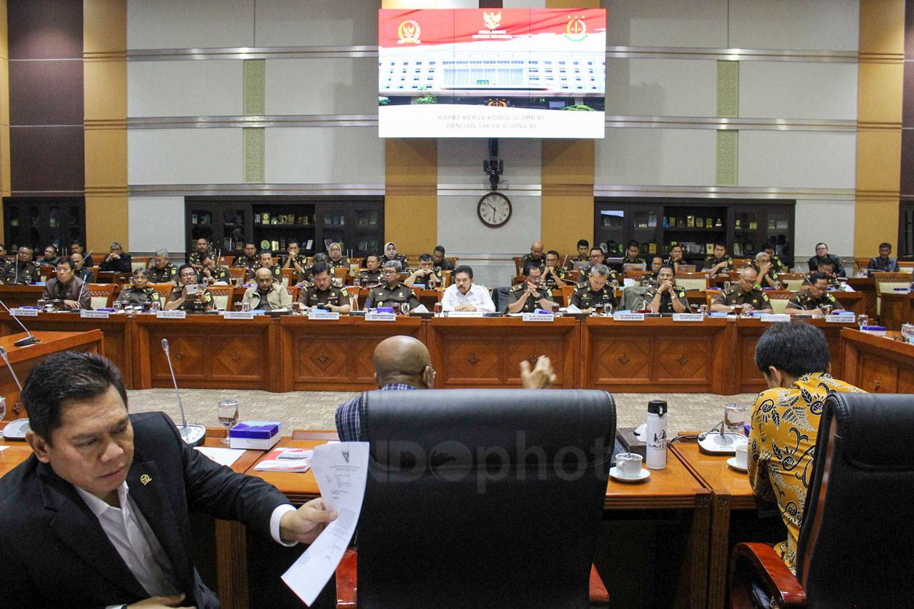 Komisi III Raker dengan...