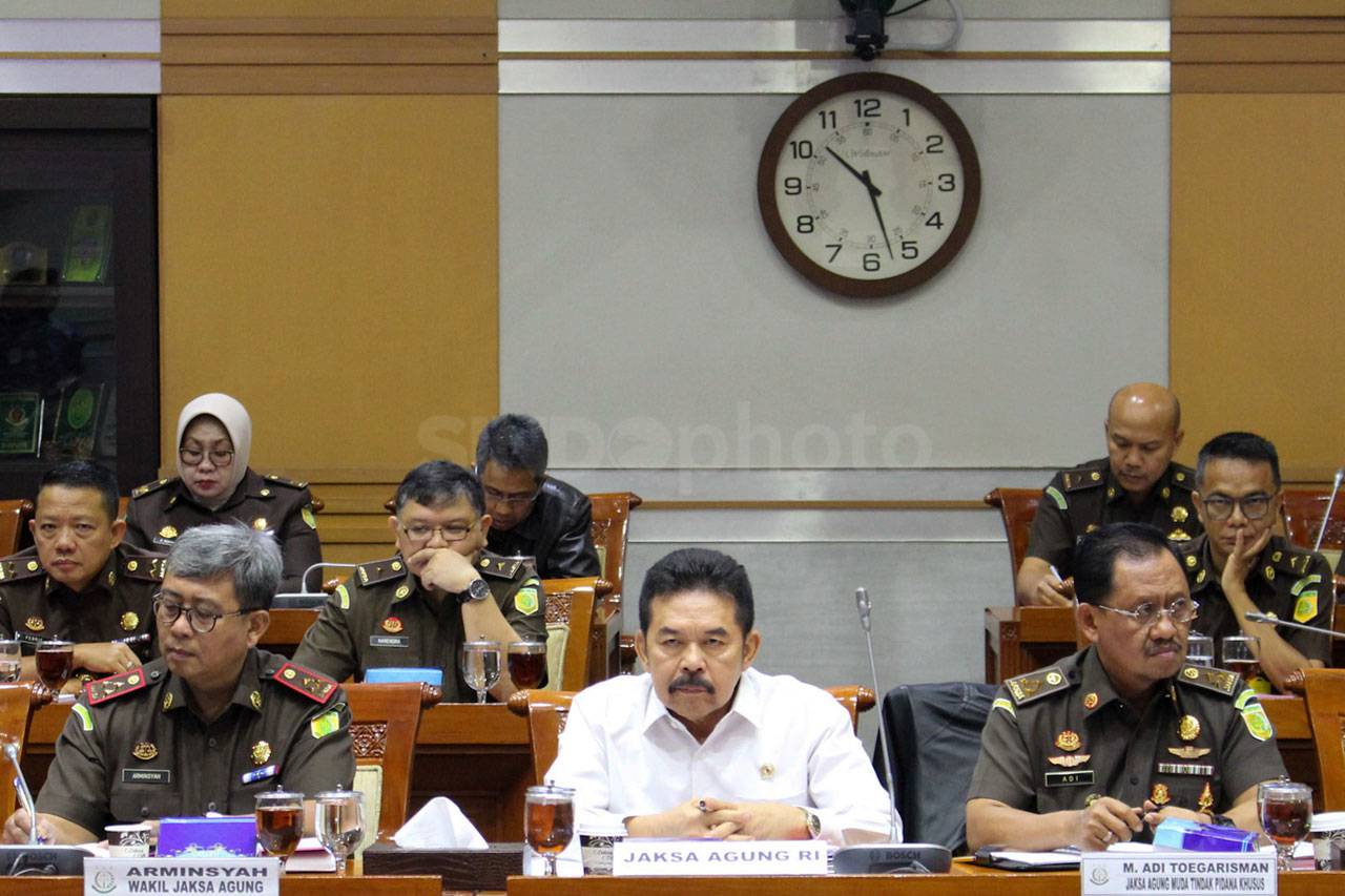 Komisi III Raker dengan...