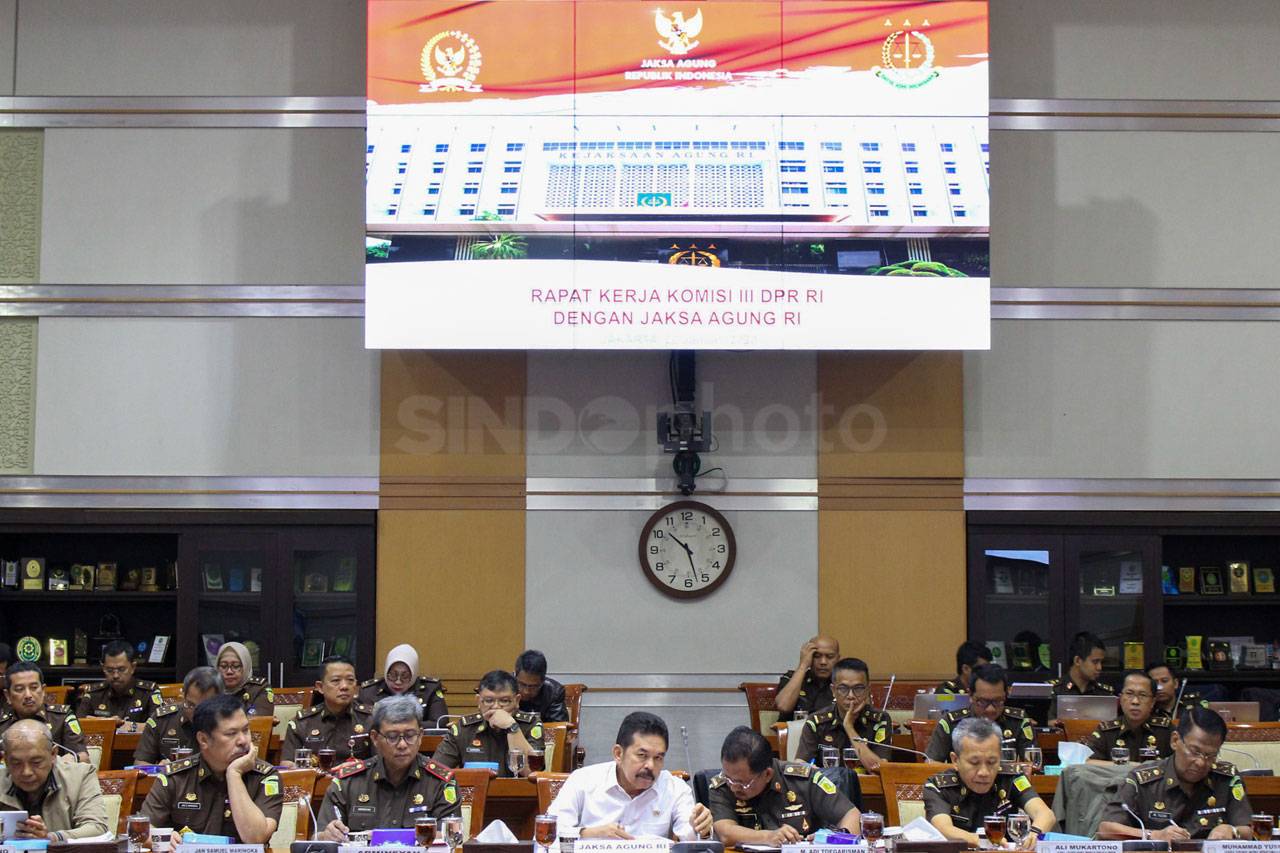 Komisi III Raker dengan...