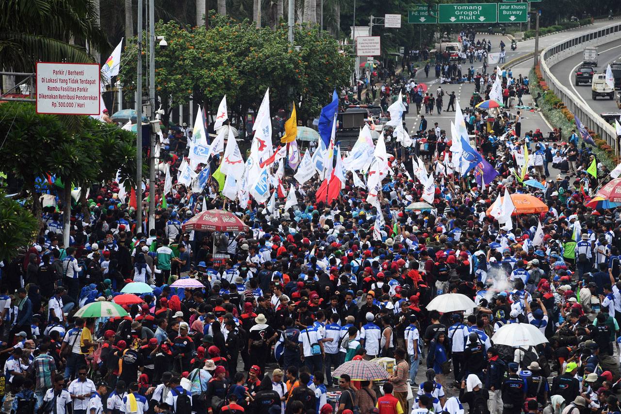 Ratusan Buruh di Jakarta...