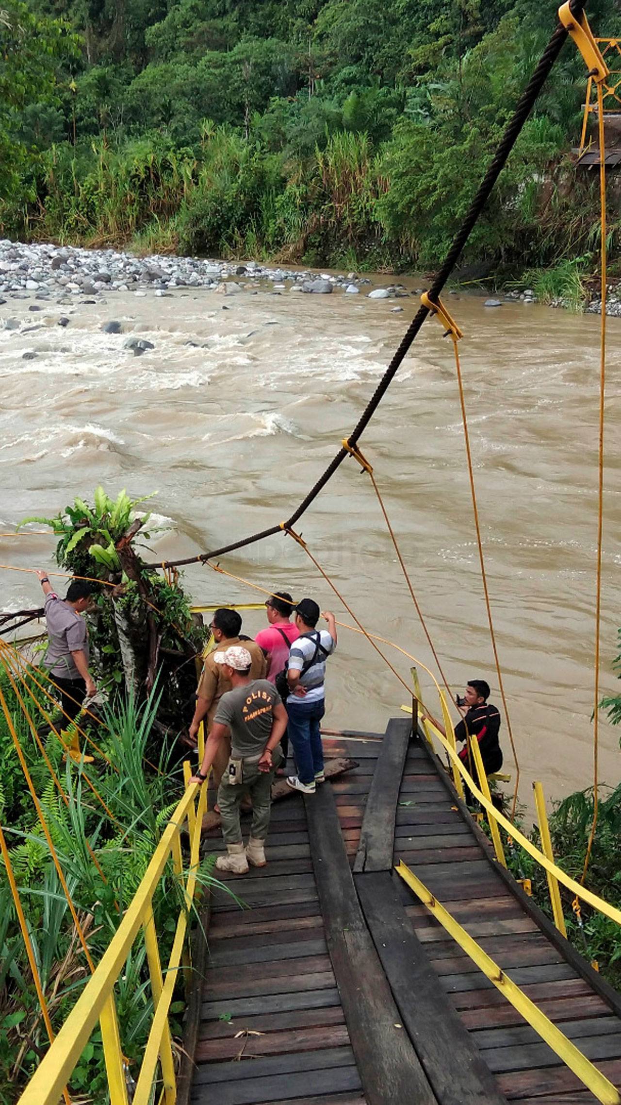 Jembatan Putus di Bengkulu,...
