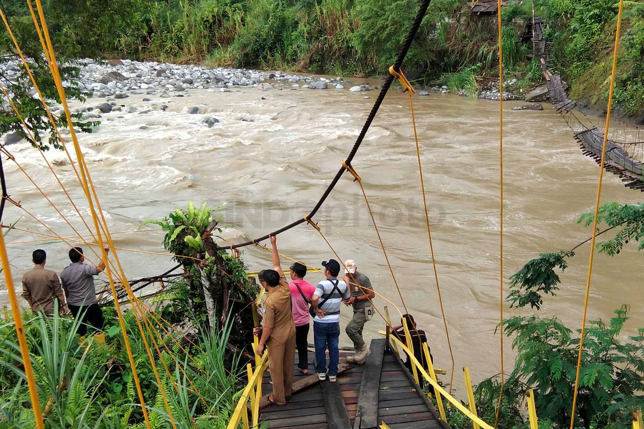 Jembatan Putus di Bengkulu,...